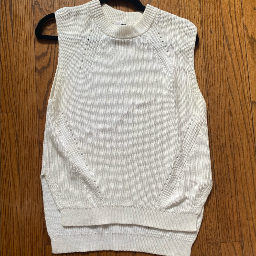 White cotton knit sleeveless Uniqlo vest